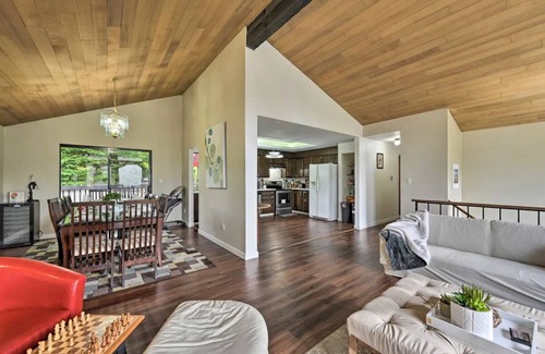 Central Houghton House | 5 ⭐ Big 7BR house, Indoor Cinema near Wineries, Beaches, Golf