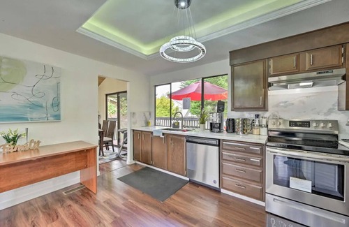 Central Houghton House | 5 ⭐ Big 7BR house, Indoor Cinema near Wineries, Beaches, Golf