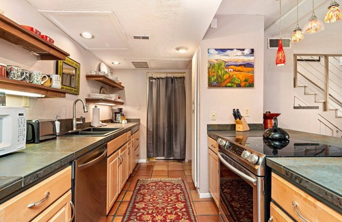 Northeast Santa Fe Hotel | 5 Blocks To Santa Fe Plaza, Kitchen, Washer/Dryer Combo, Fireplace, Pool Access, Scenic Trails