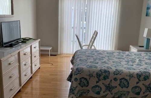Loveladies House | 5 BR, 3rd from the ocean