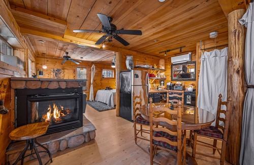 Mentone Cabin | 5-BR, 4.5 BA, 11 beds, sleeps 16 - Mentone, canoe, fire pit, walking trail, WIFI