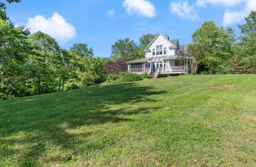Thompson's Station House | 5 BR House, Quiet Lot, Sleeps 14! Hammock, Treehouse, Game Room, 35 Min to Nashv