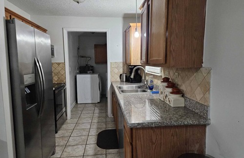 Raleigh House | 5 BR Secluded Compound-Abundant Parking-Minutes from Downtown & Airport.