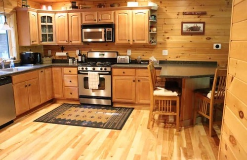 Bridgton House | 5 BRD Log Cabin close to lake, skiing and snowmobile trails