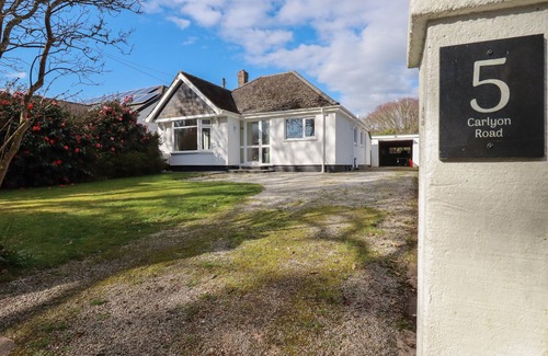 Playing Place Cottage | 5 CARLYON ROAD, pet friendly, with open fire in Playing Place