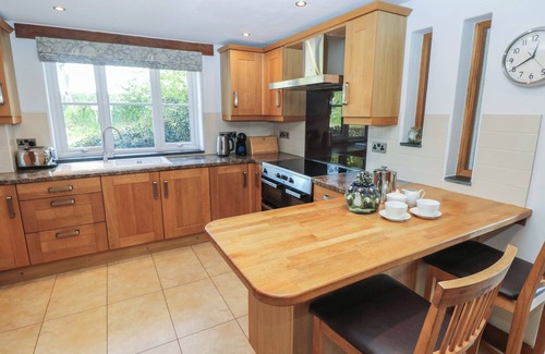 Haverfordwest House | 5 CART-TWS BACH, pet friendly, with open fire in St Davids