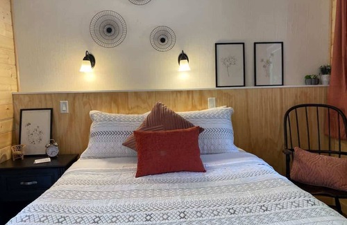 Port Angeles Hotel | #5 ❀ Charming Bedroom on Quiet Property Near ONP ❀
