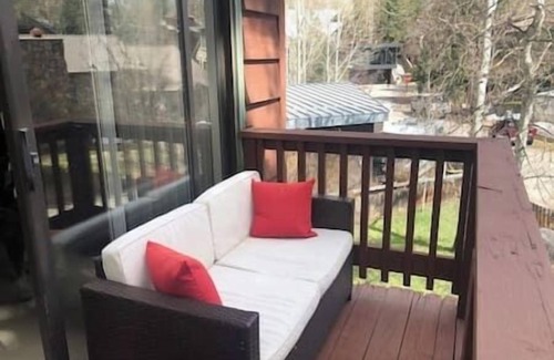 Aspen House | 5 Cheerful Spacious Home, Near Town, Views!