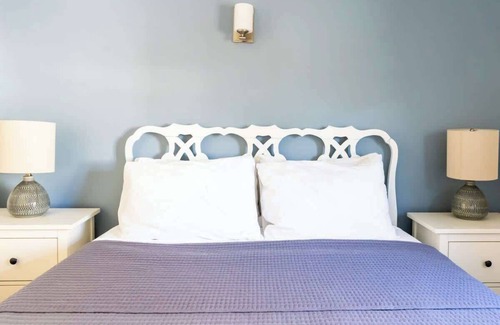 Newport Hotel | #5 | Comfy Room w/Queen-bed
