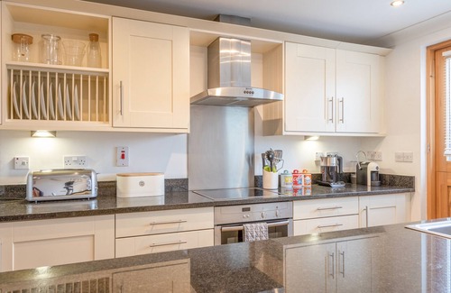 Bugford Cottage | 5 Court Cottage, Hillfield Village