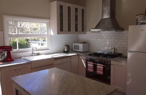 Leura Cottage | 5 Craigend, Leura · Leura Mall: 3 Mins Walk to Shops Weekday Specials