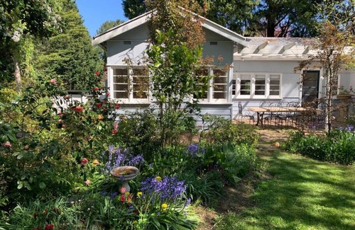 Leura Cottage | 5 Craigend, Leura · Leura Mall: 3 Mins Walk to Shops Weekday Specials