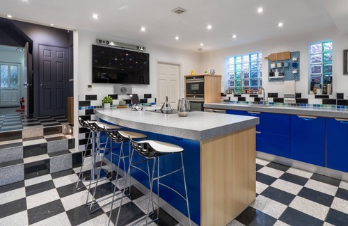 Sheffield Cottage | 5 DOBCROFT ROAD, pet friendly, with a garden in Sheffield