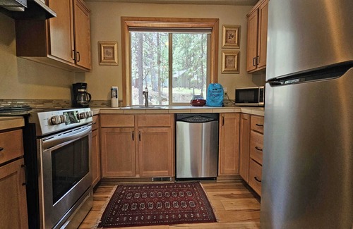 Sunriver Cabin | 5 East Butte-Sunriver, Oregon: BBQ, WiFi, SHARC Aquatics, Tubing Hill, Mt. Bachelor, Golf, Deschutes River, Tennis, Bike Paths