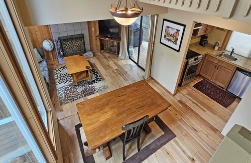 Sunriver Cabin | 5 East Butte-Sunriver, Oregon: BBQ, WiFi, SHARC Aquatics, Tubing Hill, Mt. Bachelor, Golf, Deschutes River, Tennis, Bike Paths