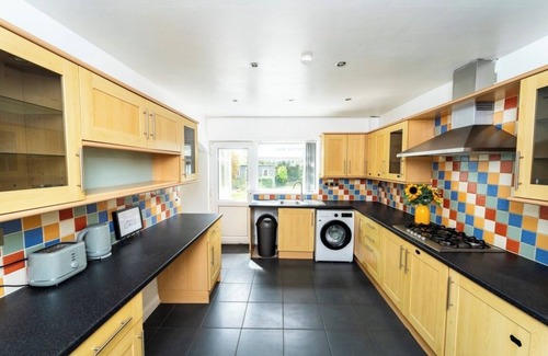 Leicester House | 5 Guests - Pet Friendly - 3 Bedroom House