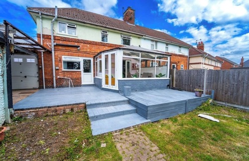 Leicester House | 5 Guests - Pet Friendly - 3 Bedroom House