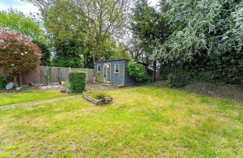 Leicester House | 5 Guests - Pet Friendly - 3 Bedroom House