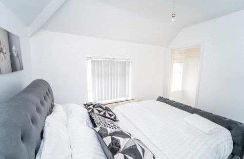 Leicester House | 5 Guests - Pet Friendly - 3 Bedroom House