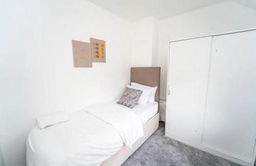 Leicester House | 5 Guests - Pet Friendly - 3 Bedroom House