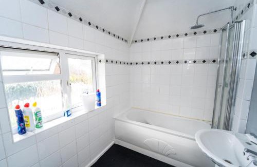 Leicester House | 5 Guests - Pet Friendly - 3 Bedroom House