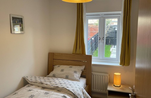 Salford House | 5* home in a quiet location with free parking. Easy access to amenities.