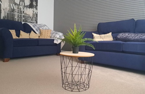 Salford House | 5* home in a quiet location with free parking. Easy access to amenities.