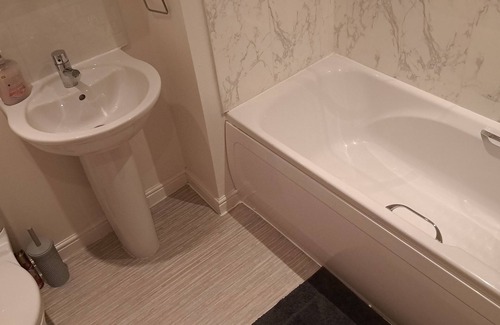 Salford House | 5* home in a quiet location with free parking. Easy access to amenities.