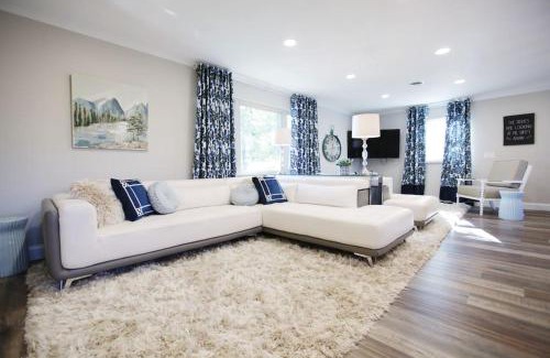 Knoxville House | 5 KING BEDS, 1Q 1Full P/O NEWLY REMODELED 2800 sq ft