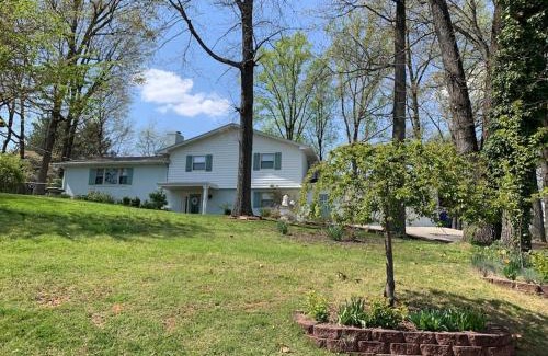 Knoxville House | 5 KING BEDS, 1Q 1Full P/O NEWLY REMODELED 2800 sq ft