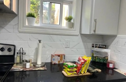 Malton House | 5 Km to Toronto Pearson Airport , Sleeps 4-6