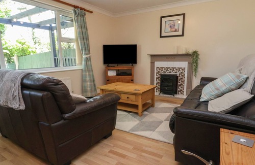 Llanfair Talhaiarn Cottage | 5 LLYS DOLHAIARN, pet friendly, with a garden in Llanfair Talhaiarn