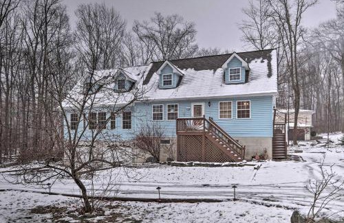 Henryville House | 5 Mi to Camelback Henryville Home with Hot Tub!