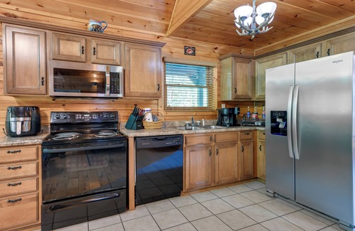 Hemlock Hills Cabin | 5 Mi to Dtwn: Gatlinburg Cabin w/Hot Tub!