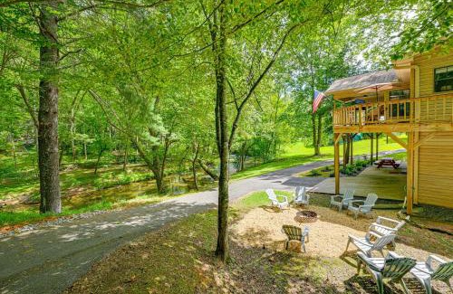 Hiawassee House | 5 Mi to Dtwn Hiawassee Creek-Front Home with Deck