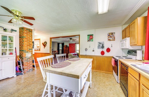 Waynesville House | 5 Mi to Lake Junaluska: Mtn Haven w/Deck!