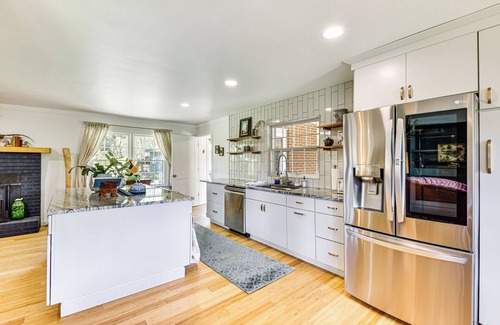 Salem House | 5 Mi to Lake Keowee: Stylish Salem Home w/Yard!