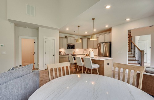 Central House | 5 Mi to Memorial Stadium & Beach: Modern Townhome