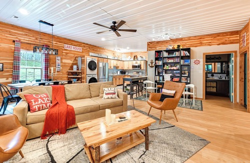 Clarkson House | 5 Mi to Nolin Lake: Family Home w/Hot Tub!