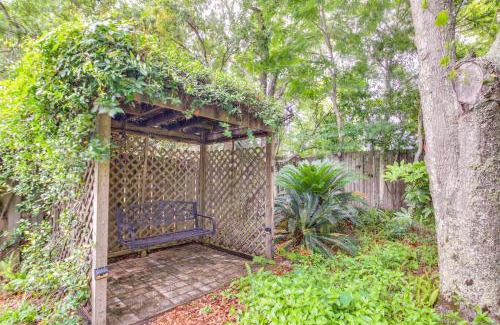 Gulf Breeze House | 5 Mi to Pensacola Beach Townhome with Yard!