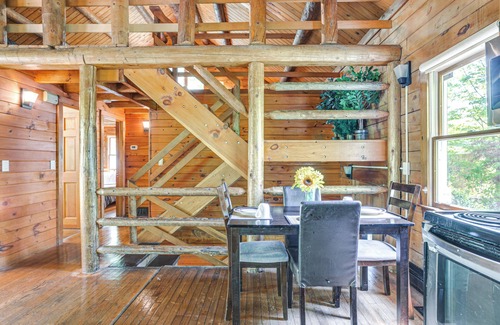 North Carver Cottage | 5 Mi to Plymouth Rock: Log Cabin Getaway!