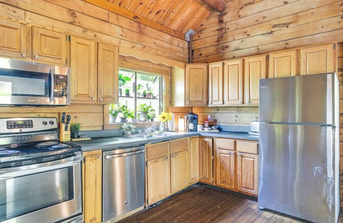 North Carver Cottage | 5 Mi to Plymouth Rock: Log Cabin Getaway!