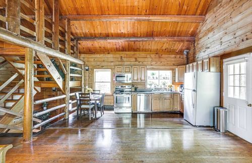 North Carver Cottage | 5 Mi to Plymouth Rock: Log Cabin Getaway!