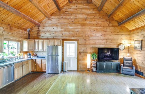North Carver Cabin | 5 Mi to Plymouth Rock: Log Cabin Getaway!