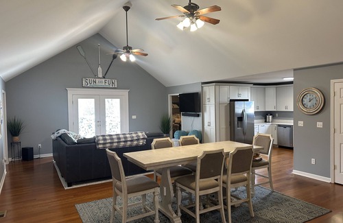 Grand Rivers Cottage | .5 miles to Green Turtle Bay Marina! .4 miles to Grand Rivers center!