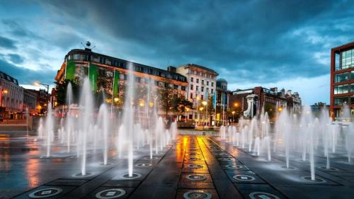 Trafford House | 5 min Drive to Trafford Centre and15 Manchester City