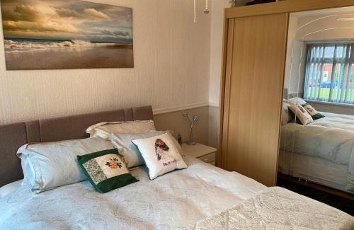 Trafford House | 5 min Drive to Trafford Centre and15 Manchester City