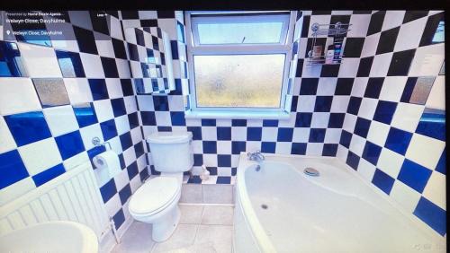 Trafford House | 5 min Drive to Trafford Centre and15 Manchester City