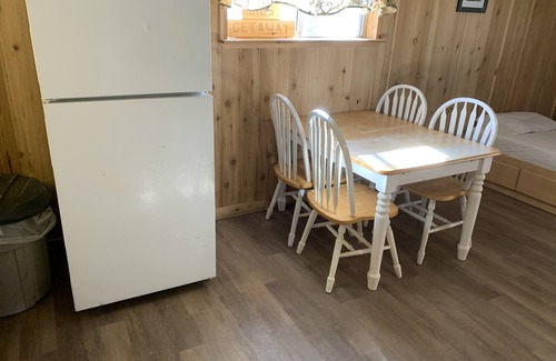 South Bloomingville Cottage | 5 Min From The Caves on 21+ Acres, Wi-Fi, Hot Tub, Fire Pit, Pet Friendly, Grill