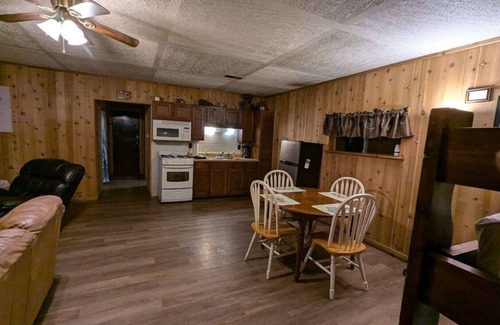 South Bloomingville Cottage | 5 Min From The Caves on 21+ Acres, Wi-Fi, Hot Tub, Fire Pit, Pet Friendly, Grill